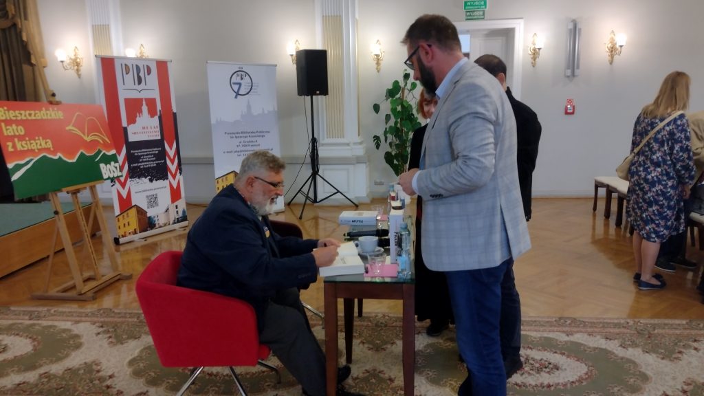 Spotkanie z Witoldem Beresiem - dziennikarzem, autorem książek, scenarzystą i reżyserem - poświęcone książce „Pilchu. Na rogu Wiślnej i Hożej”.