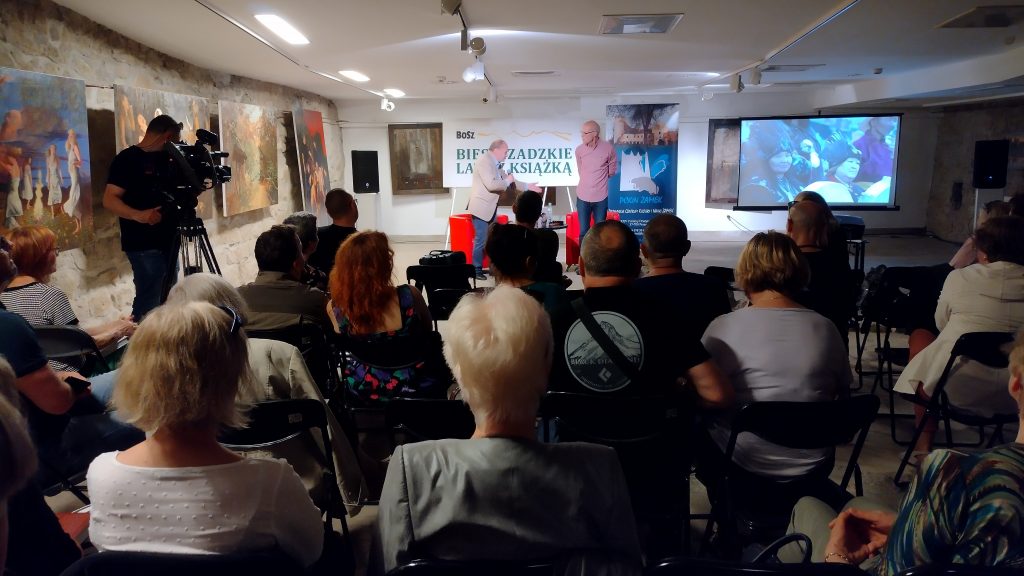 Spotkanie z Jackiem Hugo-Baderem - dziennikarzem i reportażystą - poświęcone książce „Szamańska choroba”.