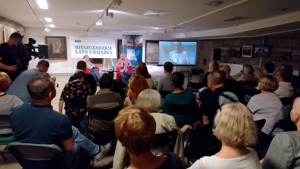 Spotkanie z Jackiem Hugo-Baderem - dziennikarzem i reportażystą - poświęcone książce „Szamańska choroba”.